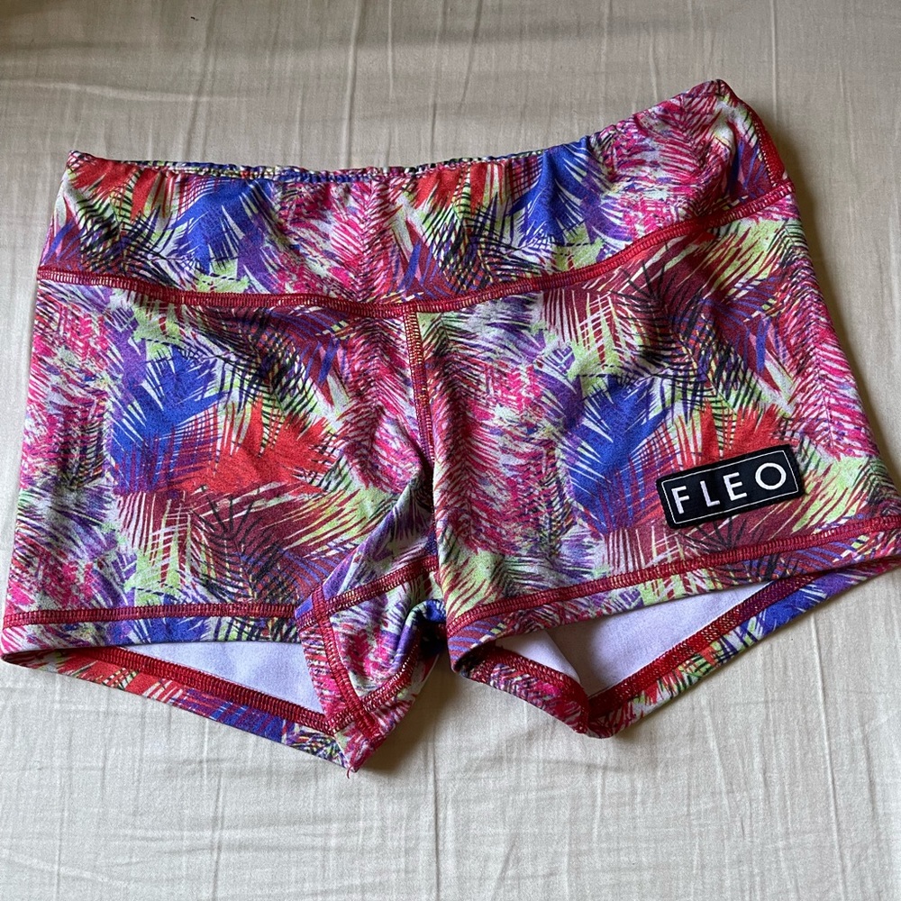 FLEO tropical palms shorts small